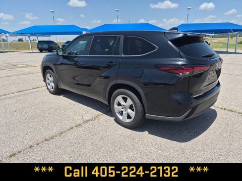 Used 2024 Toyota Highlander LE FWD image 7