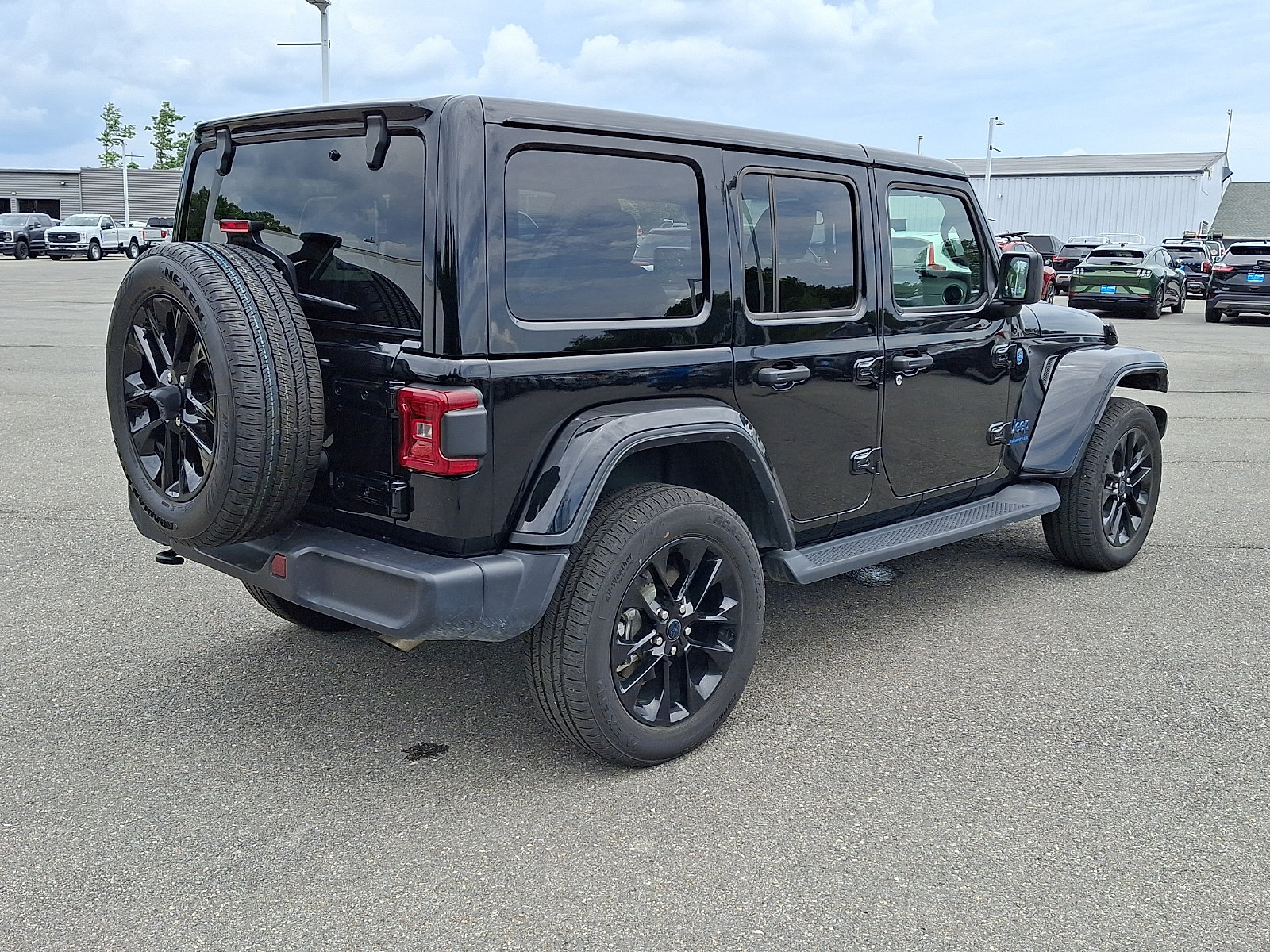 Used 2025 Jeep Wrangler Unlimited Sahara AWD/4WD image 6