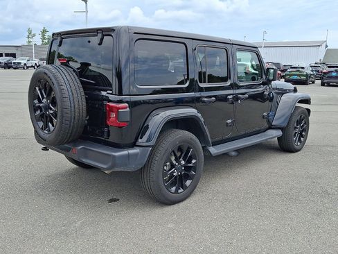 Used 2025 Jeep Wrangler Unlimited Sahara AWD/4WD image 6