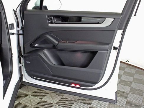 Certified 2025 Porsche Cayenne image 37