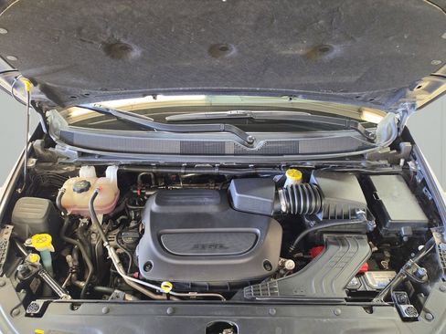 Used 2023 Chrysler Pacifica Touring-L image 9