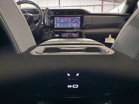 Used 2024 GMC Sierra 2500 AT4 w/ Technology Package AWD/4WD image 18