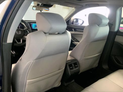 Used 2018 Honda Accord EX image 11