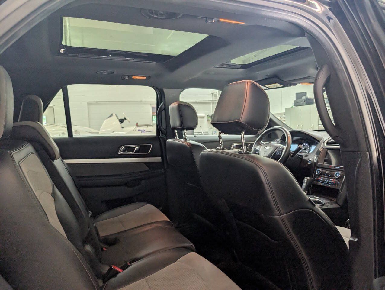 Used 2017 Ford Explorer XLT w/ XLT Technology Feature Bundle AWD/4WD image 21