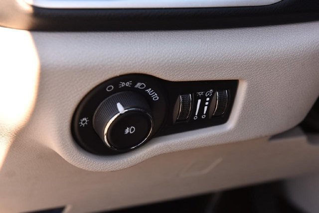 Used 2024 Chrysler Pacifica Touring-L FWD image 12