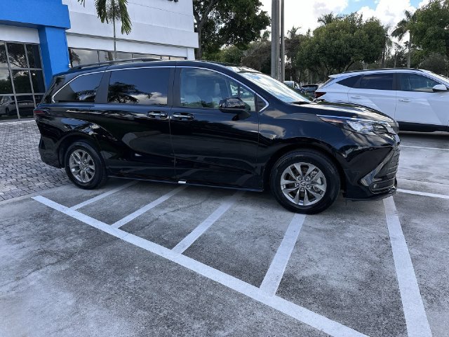 Used 2026 Toyota Sienna XLE FWD image 15