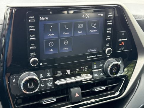 Used 2022 Toyota Highlander XLE image 26