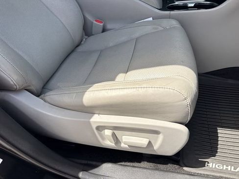 Used 2016 Toyota Highlander Limited FWD image 28