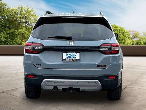 Used 2025 Honda Pilot TrailSport image 2
