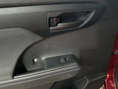 Used 2022 Toyota Highlander LE image 26