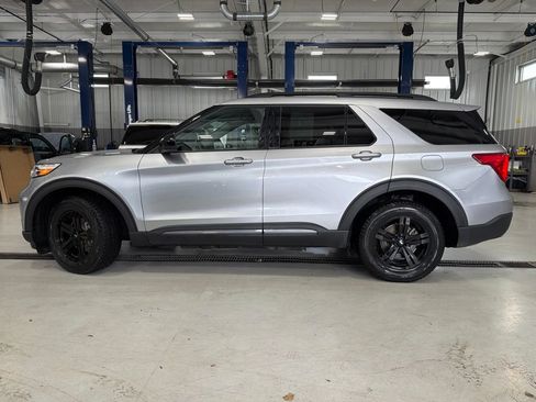 Used 2023 Ford Explorer XLT w/ XLT Sport Appearance Package AWD/4WD image 3