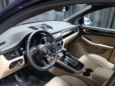 Certified 2025 Porsche Macan image 4