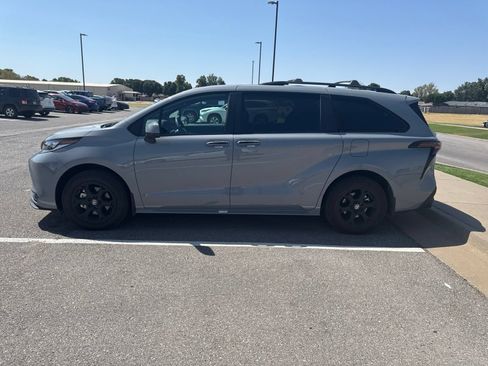 Used 2025 Toyota Sienna XLE Woodland Edition AWD/4WD image 7