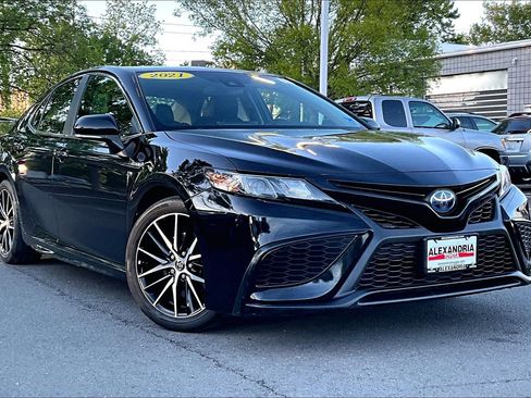 Used 2021 Toyota Camry SE w/ Cold Weather Package FWD image 2