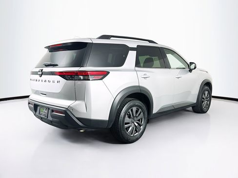 Used 2025 Nissan Pathfinder SV image 9
