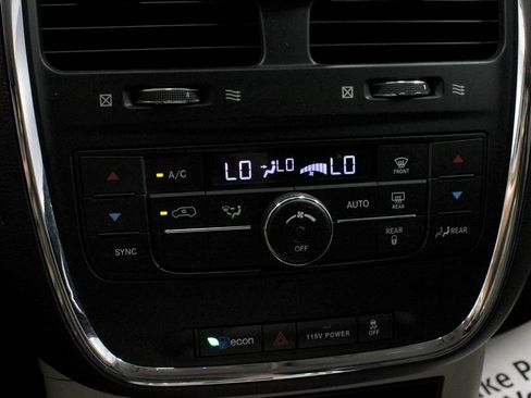 Used 2016 Chrysler Town & Country Touring FWD image 30