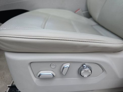 Certified 2022 Cadillac Escalade ESV Premium Luxury Platinum AWD/4WD image 32