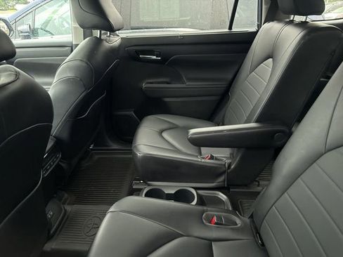 Used 2023 Toyota Highlander XLE AWD/4WD image 5