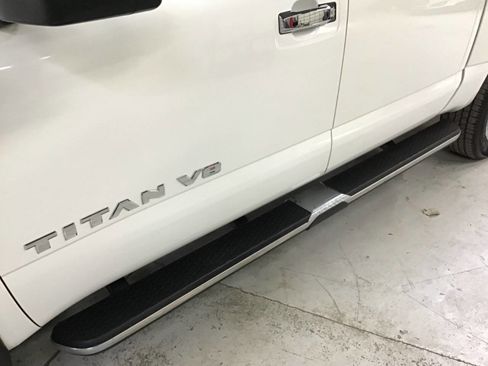 Used 2020 Nissan Titan SL w/ Moonroof Package image 10