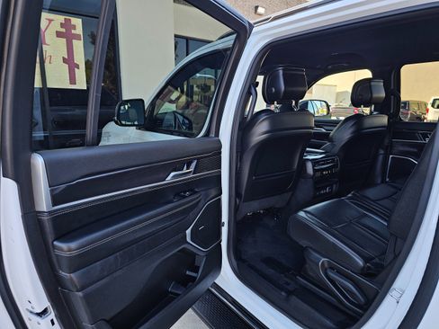 Used 2024 Jeep Wagoneer L 4WD image 35