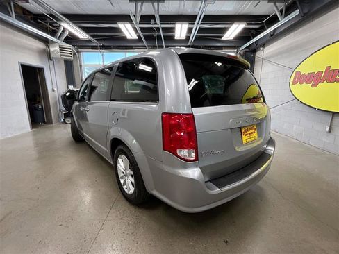Used 2019 Dodge Grand Caravan SXT image 3