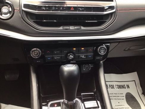 Used 2025 Jeep Compass Trailhawk AWD/4WD image 12