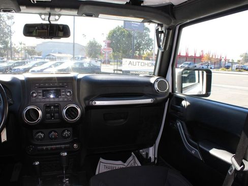 Used 2018 Jeep Wrangler Unlimited Sahara w/ Connectivity Group image 27