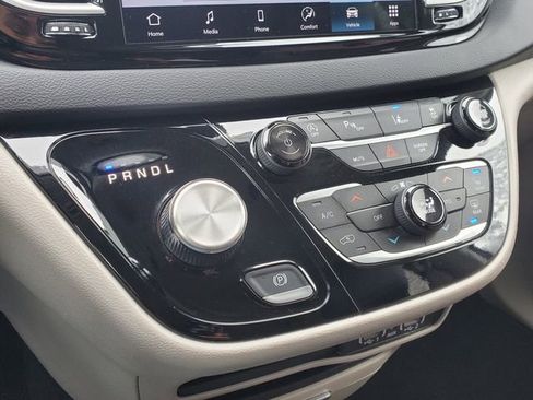 Certified 2024 Chrysler Pacifica Touring-L image 18