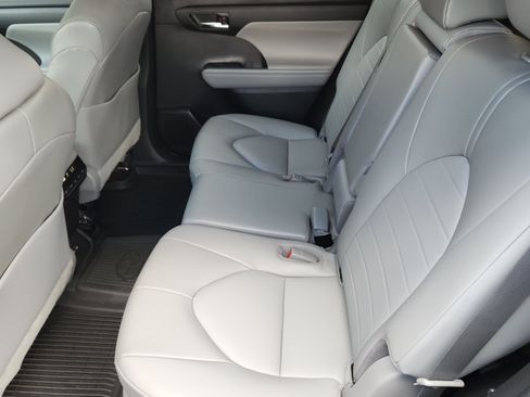 Used 2022 Toyota Highlander XLE AWD/4WD image 17