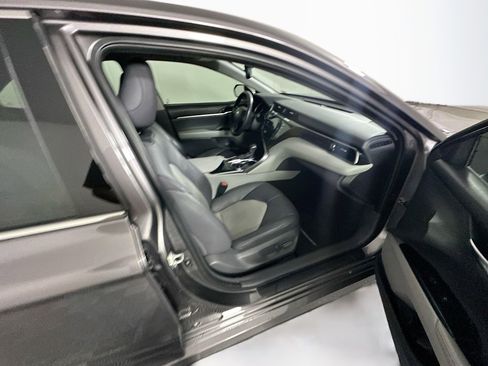 Used 2020 Toyota Camry XLE image 29