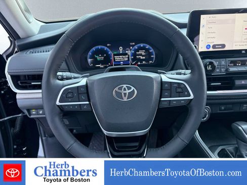 Used 2025 Toyota Grand Highlander AWD image 18