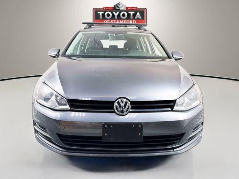 Used 2017 Volkswagen Golf S image 2