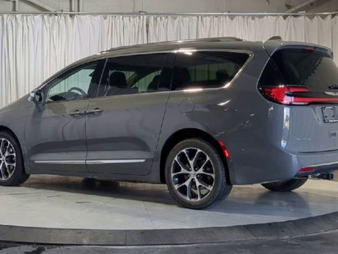 Used 2021 Chrysler Pacifica Limited w/ Uconnect Theater Family Group AWD/4WD image 8