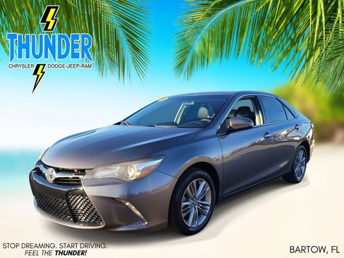 Used 2017 Toyota Camry SE image 2