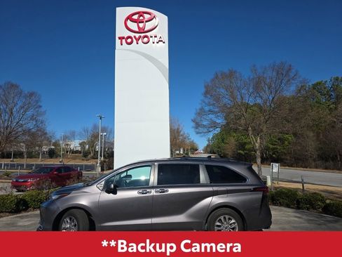 Used 2022 Toyota Sienna XLE image 4