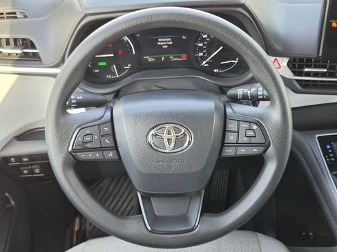 Used 2025 Toyota Sienna LE FWD image 15