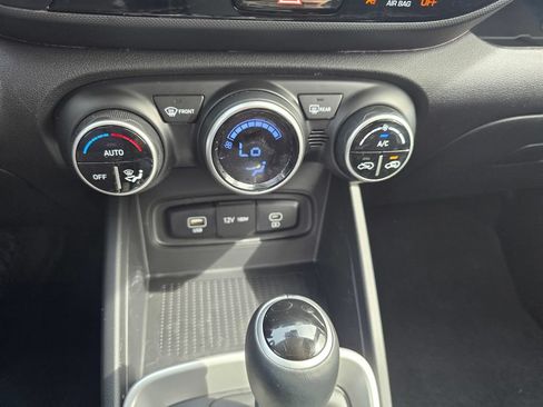 Used 2025 Hyundai Venue SEL FWD image 26
