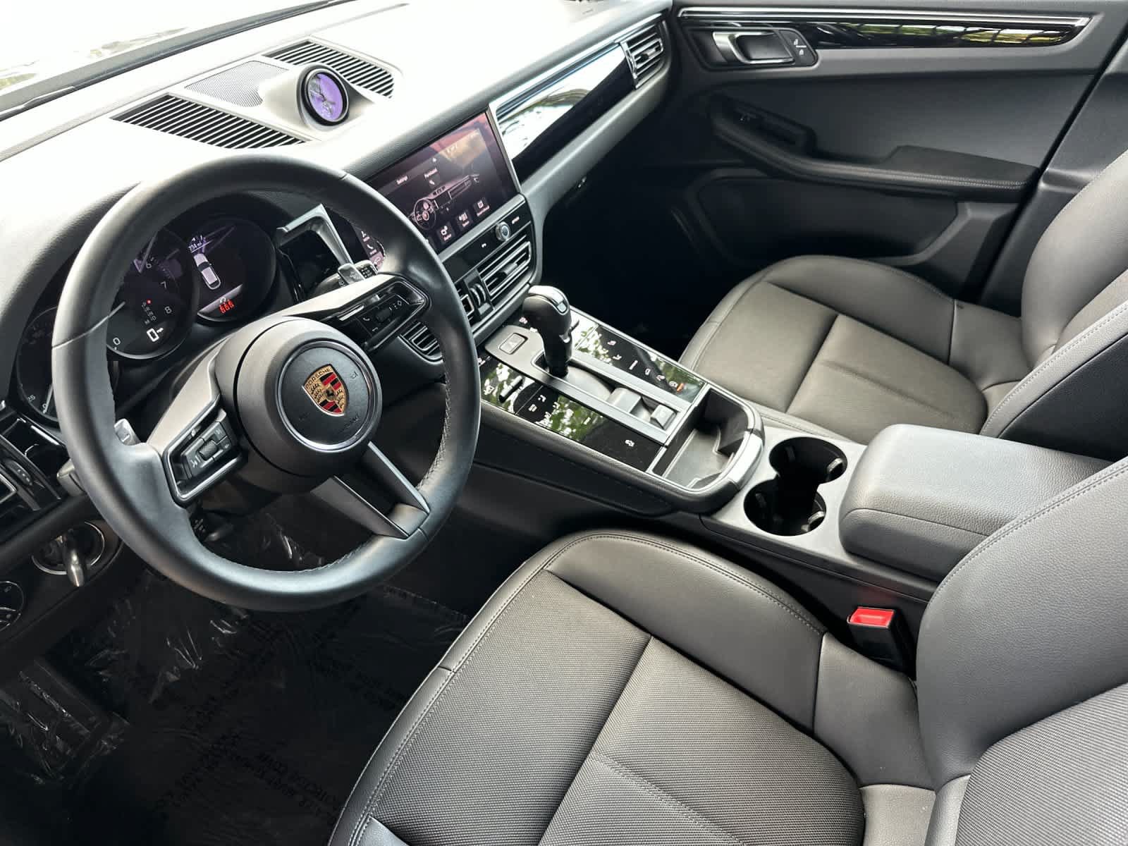 Certified 2024 Porsche Macan AWD/4WD image 4