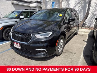 Used 2025 Chrysler Pacifica Select