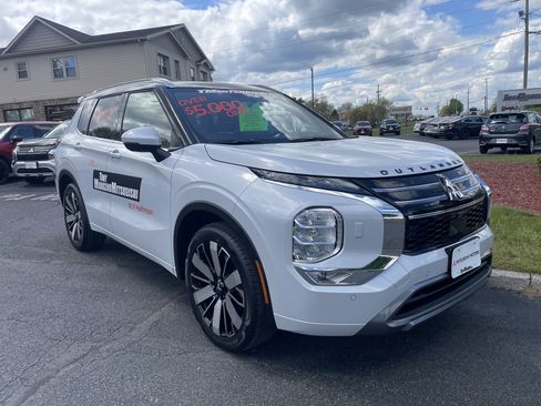 New 2026 Mitsubishi Outlander AWD image 3