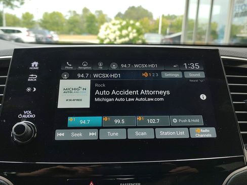 Used 2021 Honda Pilot Touring image 9