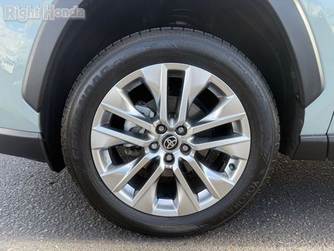 Used 2021 Toyota RAV4 XLE Premium image 10