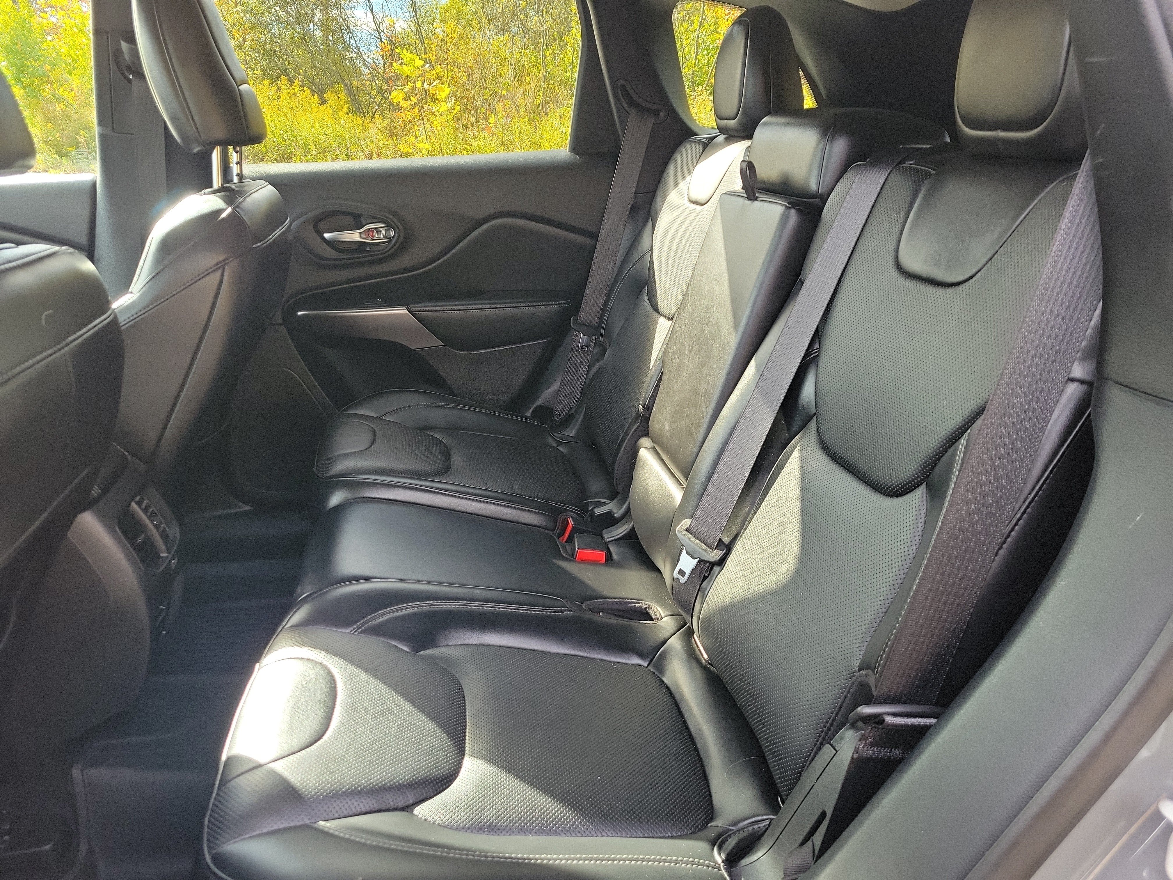 Used 2020 Jeep Cherokee Limited w/ Technology Group AWD/4WD image 16
