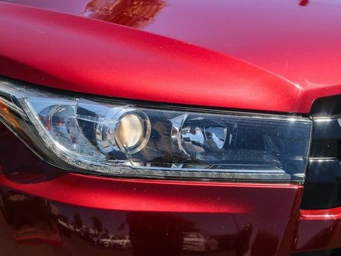 Used 2018 Toyota Highlander SE FWD image 5