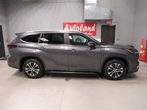 Used 2024 Toyota Highlander XLE image 7