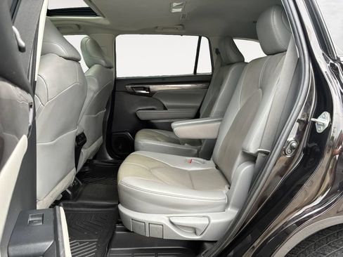 Used 2021 Toyota Highlander Limited FWD image 13