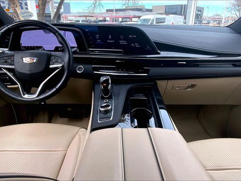 Used 2024 Cadillac Escalade Premium Luxury w/ Performance Package image 15
