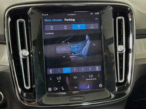 Used 2025 Volvo XC40 B5 Plus image 24