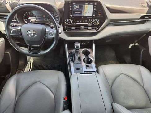 Certified 2021 Toyota Highlander Limited FWD image 26