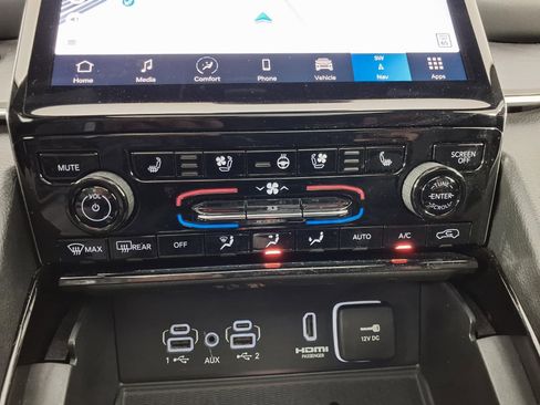 Used 2024 Jeep Grand Cherokee Overland w/ Luxury Tech Group IV image 14